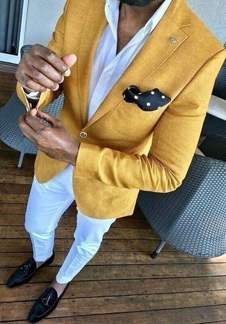 Comment porter une veste moutarde: Associe une veste moutarde avec un pantalon de costume blanc pour dégager classe et sophistication. Une paire de mocassins à pampilles en velours noirs est une option génial pour complèter cette tenue.