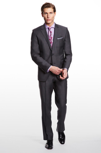 Comment porter une pochette de costume violette: Porte un blazer gris foncé et une pochette de costume violette pour un look idéal le week-end. Une paire de chaussures derby en cuir noires apportera une esthétique classique à l'ensemble.
