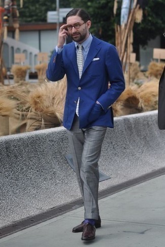 Tenue: Blazer bleu marine, Chemise de ville bleu clair, Pantalon de costume gris, Chaussures richelieu en cuir marron foncé