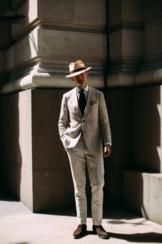 Comment porter un chapeau de paille beige: Associe un blazer en laine gris avec un chapeau de paille beige pour une tenue idéale le week-end. Rehausse cet ensemble avec une paire de slippers en daim marron foncé.