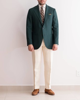 Comment porter un blazer vert foncé avec des slippers en daim tabac en été: Fais l'expérience d'un style classique avec un blazer vert foncé et un pantalon de costume beige. Termine ce look avec une paire de slippers en daim tabac. Ce look fait bien estival.