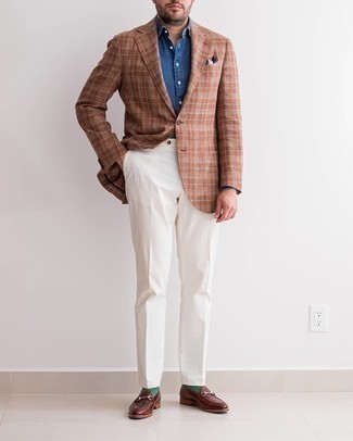 Comment porter un blazer écossais marron avec des slippers en cuir marron: Opte pour un blazer écossais marron avec un pantalon de costume blanc pour dégager classe et sophistication. Une paire de slippers en cuir marron est une option parfait pour complèter cette tenue.