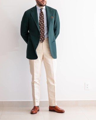 Tenue: Blazer vert foncé, Chemise de ville à rayures verticales bleu clair, Pantalon de costume beige, Slippers en cuir tabac