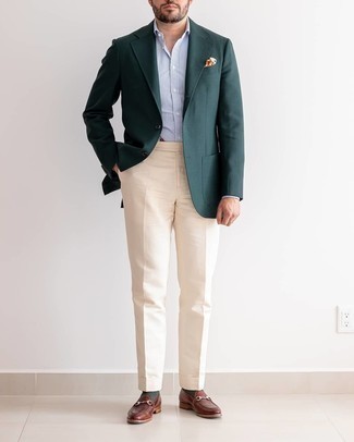 Comment porter une veste vert foncé pour un style elégantes: Essaie de marier une veste vert foncé avec un pantalon de costume beige pour un look pointu et élégant. Assortis ce look avec une paire de slippers en cuir marron.