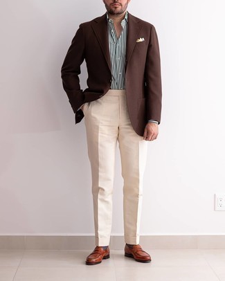 Comment porter un blazer en laine marron: Pense à porter un blazer en laine marron et un pantalon de costume beige pour un look classique et élégant. Assortis ce look avec une paire de slippers en cuir tabac.
