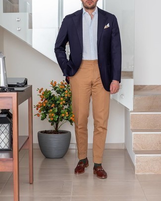Comment porter des slippers en cuir marron foncé: Pense à associer un blazer bleu marine avec un pantalon de costume marron clair pour un look pointu et élégant. Une paire de slippers en cuir marron foncé est une option parfait pour complèter cette tenue.