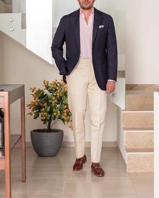 Comment porter un blazer bleu marine: Pense à porter un blazer bleu marine et un pantalon de costume beige pour une silhouette classique et raffinée. Une paire de slippers en cuir marron est une option génial pour complèter cette tenue.