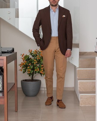 Comment porter un blazer marron foncé: Harmonise un blazer marron foncé avec un pantalon de costume marron clair pour une silhouette classique et raffinée. Cette tenue est parfait avec une paire de slippers en daim marron.