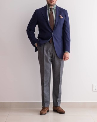 Comment porter des chaussures derby en daim marron: Pense à associer un blazer bleu marine avec un pantalon de costume en laine gris foncé pour une silhouette classique et raffinée. Assortis ce look avec une paire de chaussures derby en daim marron.