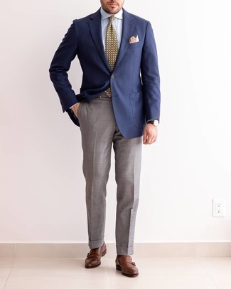 Comment porter une cravate jaune: Pense à marier un blazer bleu marine avec une cravate jaune pour un look pointu et élégant. Si tu veux éviter un look trop formel, assortis cette tenue avec une paire de double monks en cuir marron.