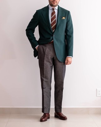 Comment porter une cravate à rayures horizontales marron: Pense à marier un blazer vert foncé avec une cravate à rayures horizontales marron pour un look pointu et élégant. Termine ce look avec une paire de slippers en cuir marron foncé.