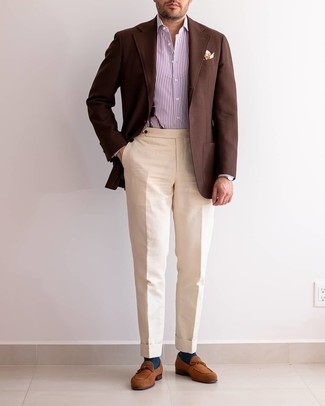 Comment porter un blazer en laine tabac: Choisis un blazer en laine tabac et un pantalon de costume beige pour un look pointu et élégant. Cet ensemble est parfait avec une paire de slippers en daim marron.