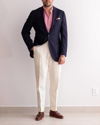 Tenue: Blazer bleu marine, Chemise de ville rose, Pantalon de costume en lin blanc, Slippers en cuir marron foncé
