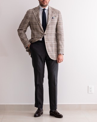 Comment porter un blazer écossais marron: Pense à harmoniser un blazer écossais marron avec un pantalon de costume gris foncé pour un look classique et élégant. Une paire de mocassins à pampilles en cuir marron foncé est une option avisé pour complèter cette tenue.