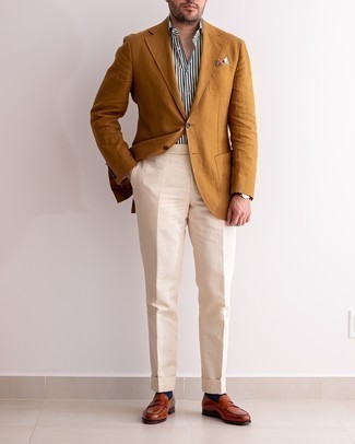 Comment porter un blazer en lin marron foncé: Fais l'expérience d'un style élégant et raffiné avec un blazer en lin marron foncé et un pantalon de costume en lin beige. Une paire de slippers en cuir tabac est une option avisé pour complèter cette tenue.
