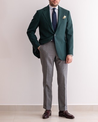 Comment porter un blazer vert foncé avec un pantalon de costume gris à 30 ans: Pense à opter pour un blazer vert foncé et un pantalon de costume gris pour un look pointu et élégant. Une paire de chaussures derby en cuir bordeaux s'intégrera de manière fluide à une grande variété de tenues.