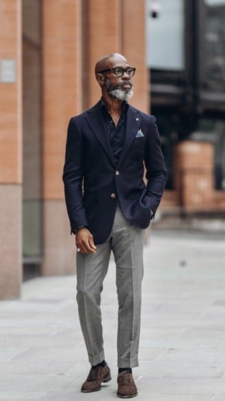 Comment porter un blazer bleu marine avec un pantalon de costume gris après 50 ans: Porte un blazer bleu marine et un pantalon de costume gris pour un look classique et élégant. Une paire de chaussures richelieu en daim marron foncé est une option parfait pour complèter cette tenue.
