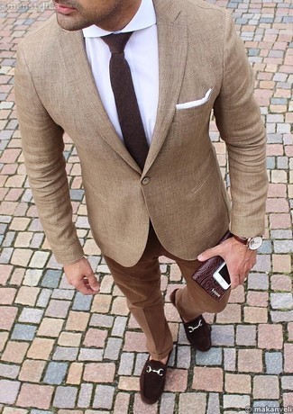 Comment porter une cravate tabac: Porte un blazer marron clair et une cravate tabac pour un look classique et élégant. Si tu veux éviter un look trop formel, assortis cette tenue avec une paire de slippers en daim marron foncé.