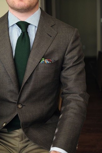 Comment porter une pochette de costume vert menthe: Essaie d'associer un blazer marron foncé avec une pochette de costume vert menthe pour une tenue idéale le week-end.
