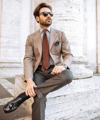 Comment porter une cravate á pois marron: Pense à porter un blazer marron clair et une cravate á pois marron pour un look classique et élégant. Cette tenue est parfait avec une paire de mocassins à pampilles en cuir marron foncé.