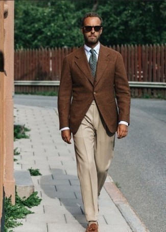 Comment porter un blazer marron quand il fait chaud: Associe un blazer marron avec un pantalon de costume beige pour une silhouette classique et raffinée. Cette tenue se complète parfaitement avec une paire de mocassins à pampilles en daim marron.