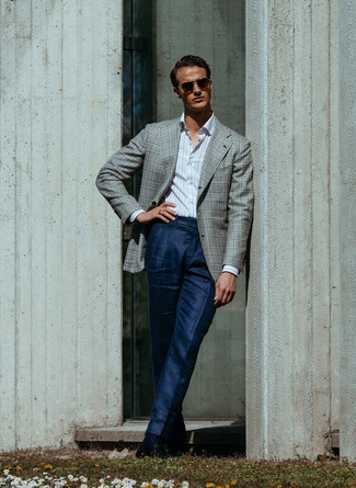 Comment porter un blazer gris avec un pantalon de costume bleu: Essaie d'associer un blazer gris avec un pantalon de costume bleu pour un look classique et élégant. Une paire de slippers en cuir noirs est une option astucieux pour complèter cette tenue.