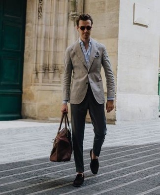 Un pantalon de costume à porter avec un blazer gris en été: Essaie d'harmoniser un blazer gris avec un pantalon de costume pour un look classique et élégant. Cet ensemble est parfait avec une paire de slippers en daim noirs. Nous aimons beaucoup cette tenue qui est parfaite pour l'été.