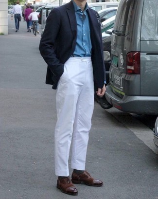 Des chaussures richelieu à porter avec un blazer bleu marine: Marie un blazer bleu marine avec un pantalon de costume blanc pour dégager classe et sophistication. Cet ensemble est parfait avec une paire de chaussures richelieu.