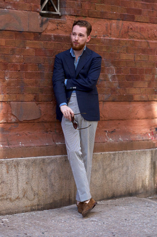 Comment porter un blazer bleu marine avec un pantalon de costume gris: Associe un blazer bleu marine avec un pantalon de costume gris pour dégager classe et sophistication. Une paire de slippers en daim marron est une option parfait pour complèter cette tenue.