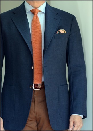 Comment porter une cravate en tricot orange: Pense à opter pour un blazer bleu marine et une cravate en tricot orange pour dégager classe et sophistication.