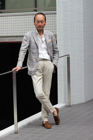 Comment porter un blazer à carreaux gris: Choisis un blazer à carreaux gris et un pantalon de costume beige pour une silhouette classique et raffinée. Cet ensemble est parfait avec une paire de slippers en daim marron.