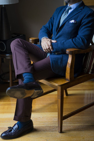 Comment porter des chaussettes bleu marine: Pour une tenue aussi confortable que ton canapé, harmonise un blazer bleu marine avec des chaussettes bleu marine. Opte pour une paire de mocassins à pampilles en cuir marron foncé pour afficher ton expertise vestimentaire.