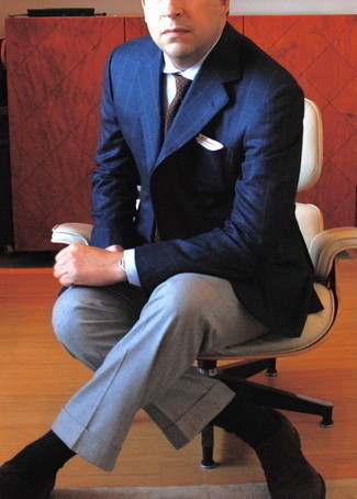 Comment porter une cravate á pois marron: Opte pour un blazer à carreaux bleu marine avec une cravate á pois marron pour un look pointu et élégant. Ajoute une paire de chaussures richelieu en daim marron foncé à ton look pour une amélioration instantanée de ton style.