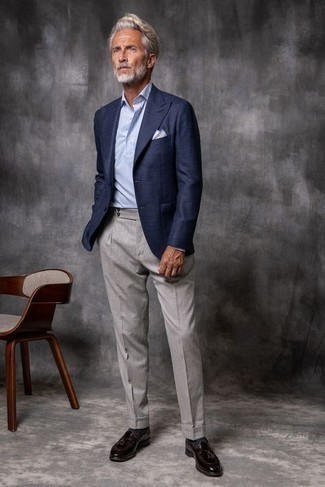 Comment porter un pantalon de costume gris avec des slippers en cuir marron après 50 ans: Pense à associer un blazer bleu marine avec un pantalon de costume gris pour un look classique et élégant. Complète ce look avec une paire de slippers en cuir marron.