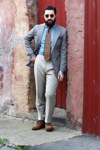Comment porter une cravate à fleurs marron: Pense à associer un blazer écossais gris avec une cravate à fleurs marron pour un look pointu et élégant. Une paire de chaussures richelieu en daim marron est une façon simple d'améliorer ton look.