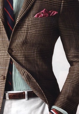 Comment porter un blazer en pied-de-poule marron foncé: Associe un blazer en pied-de-poule marron foncé avec un pantalon de costume blanc pour une silhouette classique et raffinée.