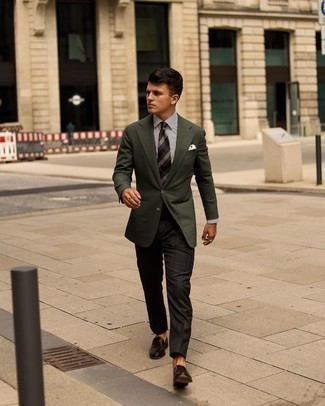 Comment porter une cravate marron foncé: Choisis un blazer olive et une cravate marron foncé pour dégager classe et sophistication. D'une humeur audacieuse? Complète ta tenue avec une paire de slippers en cuir marron foncé.