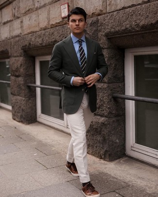 Comment porter un blazer vert foncé: Harmonise un blazer vert foncé avec un pantalon de costume beige pour un look pointu et élégant. Tu veux y aller doucement avec les chaussures? Opte pour une paire de baskets basses en cuir marron pour la journée.
