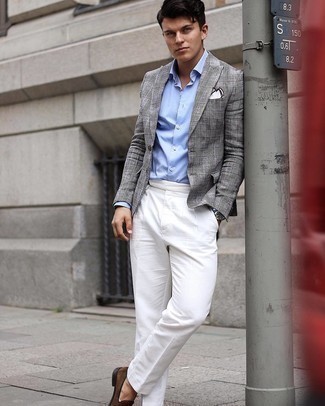 Comment porter un blazer écossais gris en été à 30 ans: Opte pour un blazer écossais gris avec un pantalon de costume blanc pour un look classique et élégant. Une paire de slippers en daim marron foncé est une option génial pour complèter cette tenue. En fait, ce look d'été est une super trouvaille.