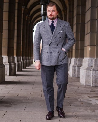 Comment porter un blazer en laine écossais gris: Harmonise un blazer en laine écossais gris avec un pantalon de costume gris foncé pour une silhouette classique et raffinée. Cet ensemble est parfait avec une paire de mocassins à pampilles en cuir bordeaux.