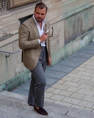 Comment porter des slippers en daim tabac: Associe un blazer marron avec un pantalon de costume gris foncé pour un look classique et élégant. Une paire de slippers en daim tabac est une option astucieux pour complèter cette tenue.