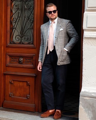 Comment porter une cravate rose: Porte un blazer écossais gris et une cravate rose pour un look classique et élégant. Une paire de mocassins à pampilles en daim marron est une option judicieux pour complèter cette tenue.
