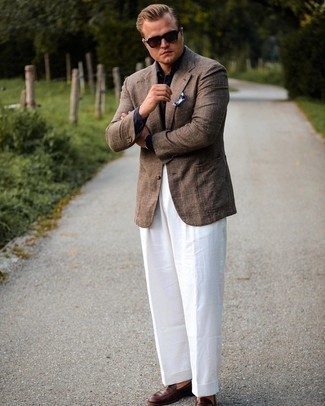 Comment porter un blazer écossais marron: Pense à associer un blazer écossais marron avec un pantalon de costume blanc pour un look pointu et élégant. Complète ce look avec une paire de slippers en cuir marron foncé.