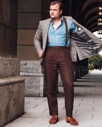 Comment porter des bretelles: Un blazer écossais gris et des bretelles sont une tenue géniale à avoir dans ton arsenal. Une paire de mocassins à pampilles en daim marron apportera une esthétique classique à l'ensemble.