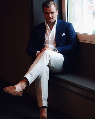 Comment porter des slippers en daim marron: Opte pour un blazer bleu marine avec un pantalon de costume blanc pour un look classique et élégant. Cet ensemble est parfait avec une paire de slippers en daim marron.