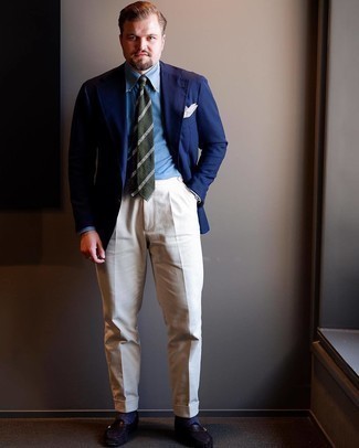 Comment porter des slippers en daim tabac: Porte un blazer bleu marine et un pantalon de costume beige pour un look pointu et élégant. Une paire de slippers en daim tabac est une option judicieux pour complèter cette tenue.