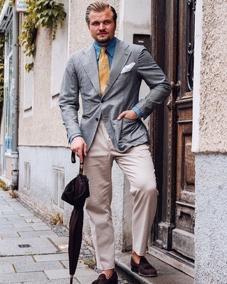 Comment porter des slippers en daim tabac: Harmonise un blazer écossais gris avec un pantalon de costume beige pour un look pointu et élégant. Cet ensemble est parfait avec une paire de slippers en daim tabac.