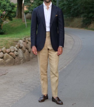 Comment porter un pantalon de costume marron clair avec un blazer bleu marine à 30 ans: Porte un blazer bleu marine et un pantalon de costume marron clair pour une silhouette classique et raffinée. Cet ensemble est parfait avec une paire de slippers en cuir marron foncé.