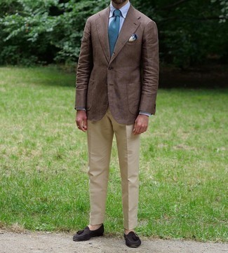 Comment porter une cravate bleue: Porte un blazer marron et une cravate bleue pour dégager classe et sophistication. Une paire de mocassins à pampilles en daim marron foncé est une option judicieux pour complèter cette tenue.