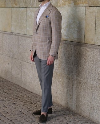 Comment porter un blazer en vichy beige à 30 ans: Choisis un blazer en vichy beige et un pantalon de costume gris foncé pour un look pointu et élégant. Cet ensemble est parfait avec une paire de slippers en daim marron foncé.